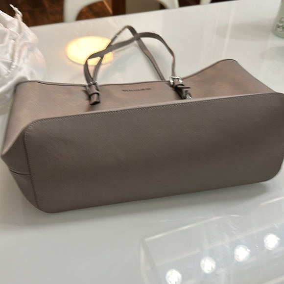 Micheal Kors Large Tote w original dust bag - Picture 2 of 11